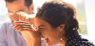 Mulher ri na cara do marido quando ele se arrepende de a fazer assinar um acordo pré-nupcial