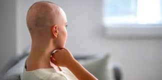 Pai raspa o cabelo da filha por intimidar uma menina com câncer e arrancar sua peruca