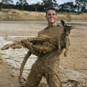 sabiaspalavras.com - Adolescentes corajosos mergulham em poço de lama para salvar canguru atolado até o pescoço
