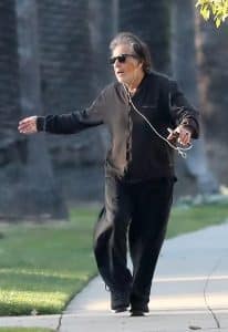 sabiaspalavras.com - Aos 81 anos, Al Pacino mostrou sua vitalidade dançando nas ruas. Ele nunca perde o ritmo