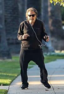 sabiaspalavras.com - Aos 81 anos, Al Pacino mostrou sua vitalidade dançando nas ruas. Ele nunca perde o ritmo