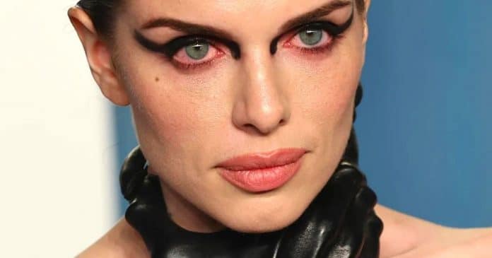 Bolsa de cabelo humano? O bizarro ‘look’ de Julia Fox na festa do Oscar da Vanity Fair