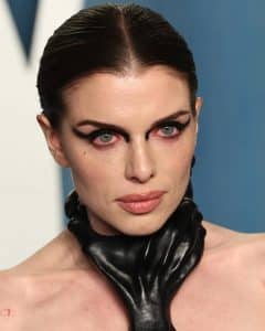 sabiaspalavras.com - Bolsa de cabelo humano? O bizarro ‘look’ de Julia Fox na festa do Oscar da Vanity Fair