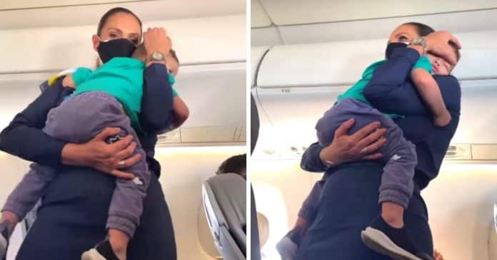 “Coração de mãe”: Aeromoça ajuda pai a aconchegar seu bebê que chorou muito durante o voo