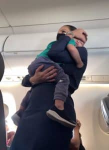 sabiaspalavras.com - "Coração de mãe": Aeromoça ajuda pai a aconchegar seu bebê que chorou muito durante o voo
