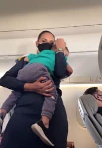 sabiaspalavras.com - "Coração de mãe": Aeromoça ajuda pai a aconchegar seu bebê que chorou muito durante o voo