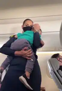 sabiaspalavras.com - "Coração de mãe": Aeromoça ajuda pai a aconchegar seu bebê que chorou muito durante o voo