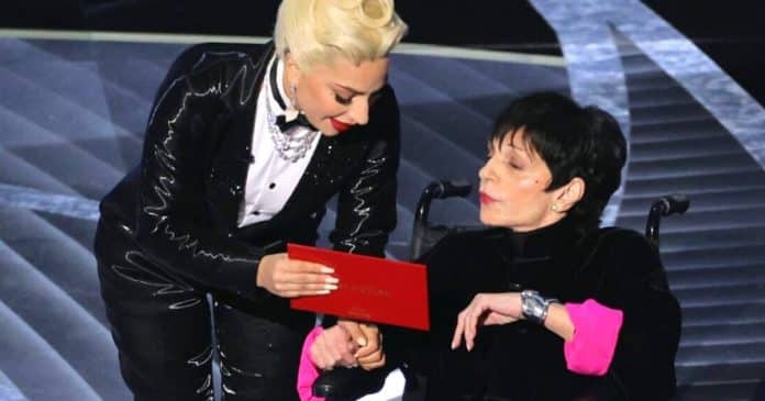“Ela a tratou com dignidade”: Lady Gaga é aplaudida de pé por ajudar Liza Minnelli a apresentar o Oscar