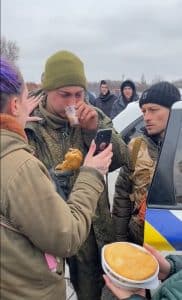 sabiaspalavras.com - Soldado russo é alimentado por ucranianos e chora ao poder ver a mãe em videochamada