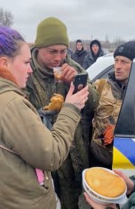 sabiaspalavras.com - Soldado russo é alimentado por ucranianos e chora ao poder ver a mãe em videochamada