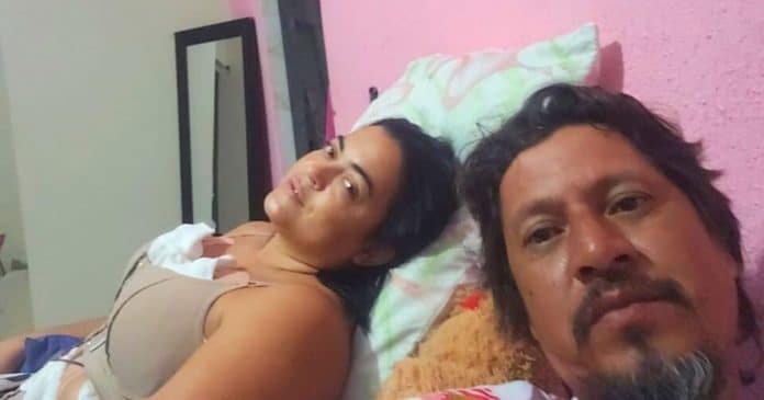 Marido junta moedas para realizar sonho da esposa de colocar silicone: “Queria vê-la feliz”