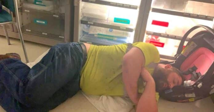 Pai dorme no chão do hospital enquanto esposa e bebê estão no pronto-socorro provocando discussões sobre paternidade