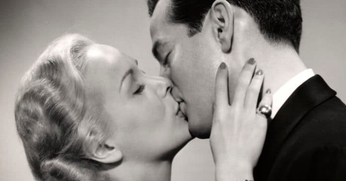 Psicologia explica por que beijar é tão importante em um casamento
