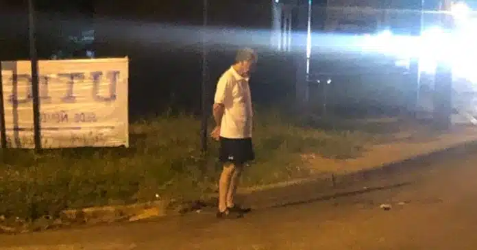 um-pai-de-72-anos-espera-todos-os-dias-por-sua-filha-em-uma-parada-escura-para-acompanha-la-em-casa Um pai de 72 anos espera todos os dias por sua filha em uma parada escura para acompanhá-la em casa
