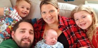 Mãe come apenas uma vez por dia para poder alimentar os três filhos