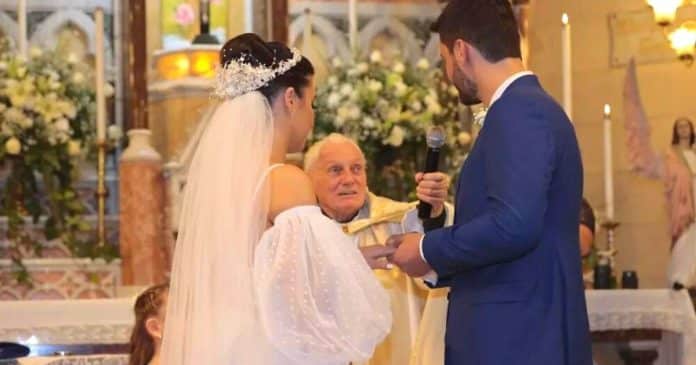Padre celebra casamento do próprio neto: ‘quase ninguém tem essa oportunidade’, diz avô