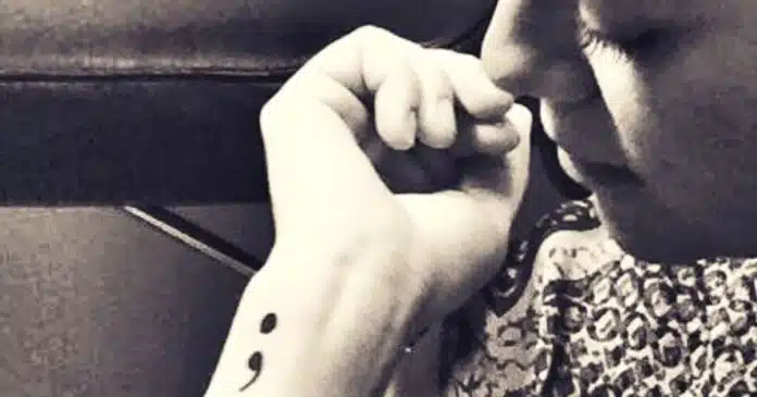 se-voce-vir-alguem-com-uma-tatuagem-de-ponto-e-virgula-e-isso-que-significa Se você vir alguém com uma tatuagem de ponto e vírgula, é isso que significa
