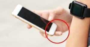 sabiaspalavras.com - Você usa o celular apoiando no dedo mindinho? CUIDADO!