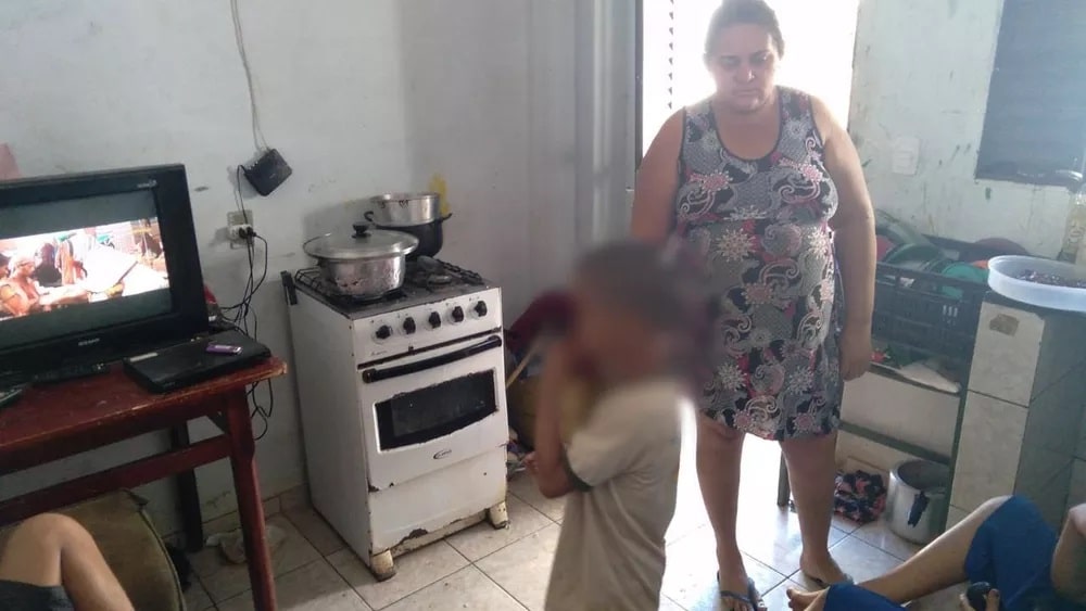 sabiaspalavras.com - Desempregada e seus 9 filhos dormem em um único colchão e comem apenas arroz e feijão todos os dias