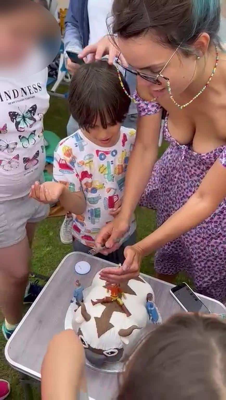 sabiaspalavras.com - Mãe se defende após criticas por usar um vestido 'indecente' para a festa de aniversário de seu filho