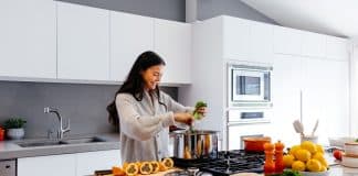 Cozinhar em casa faz bem à saúde mental, revela estudo