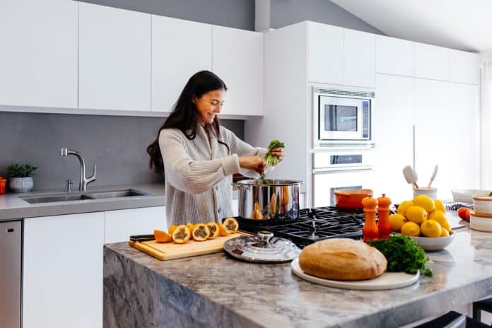 Cozinhar em casa faz bem à saúde mental, revela estudo