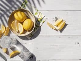 12 benefícios de beber água morna com limão para nunca ignorar