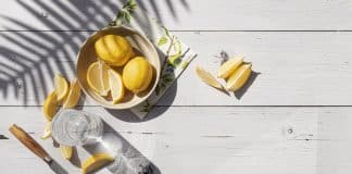 12 benefícios de beber água morna com limão para nunca ignorar
