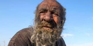 Após 60 anos sem banho, ‘Homem mais sujo do mundo’ morre após ser lavado