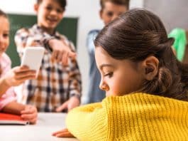 Mãe convidou toda a turma da filha, menos a que a intimida: “Não a queria na festa”