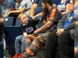 Minerador de carvão emociona ao levar filho para jogo vestindo seu uniforme – ele foi direto do trabalho
