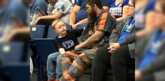 Minerador de carvão emociona ao levar filho para jogo vestindo seu uniforme – ele foi direto do trabalho
