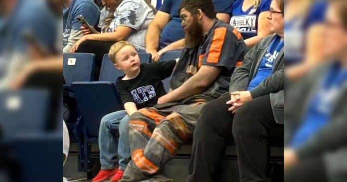 Minerador de carvão emociona ao levar filho para jogo vestindo seu uniforme – ele foi direto do trabalho