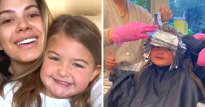 Mulher fica furiosa ao ser criticada por permitir que filha de 5 anos fizesse luzes no cabelo