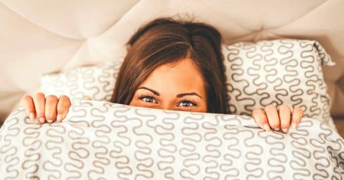 Os incríveis benefícios de dormir nu: você vai queimar seu pijama depois disso