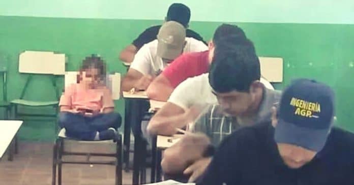 Pai lutador: não tinha com quem deixar sua filha e a levou para a faculdade