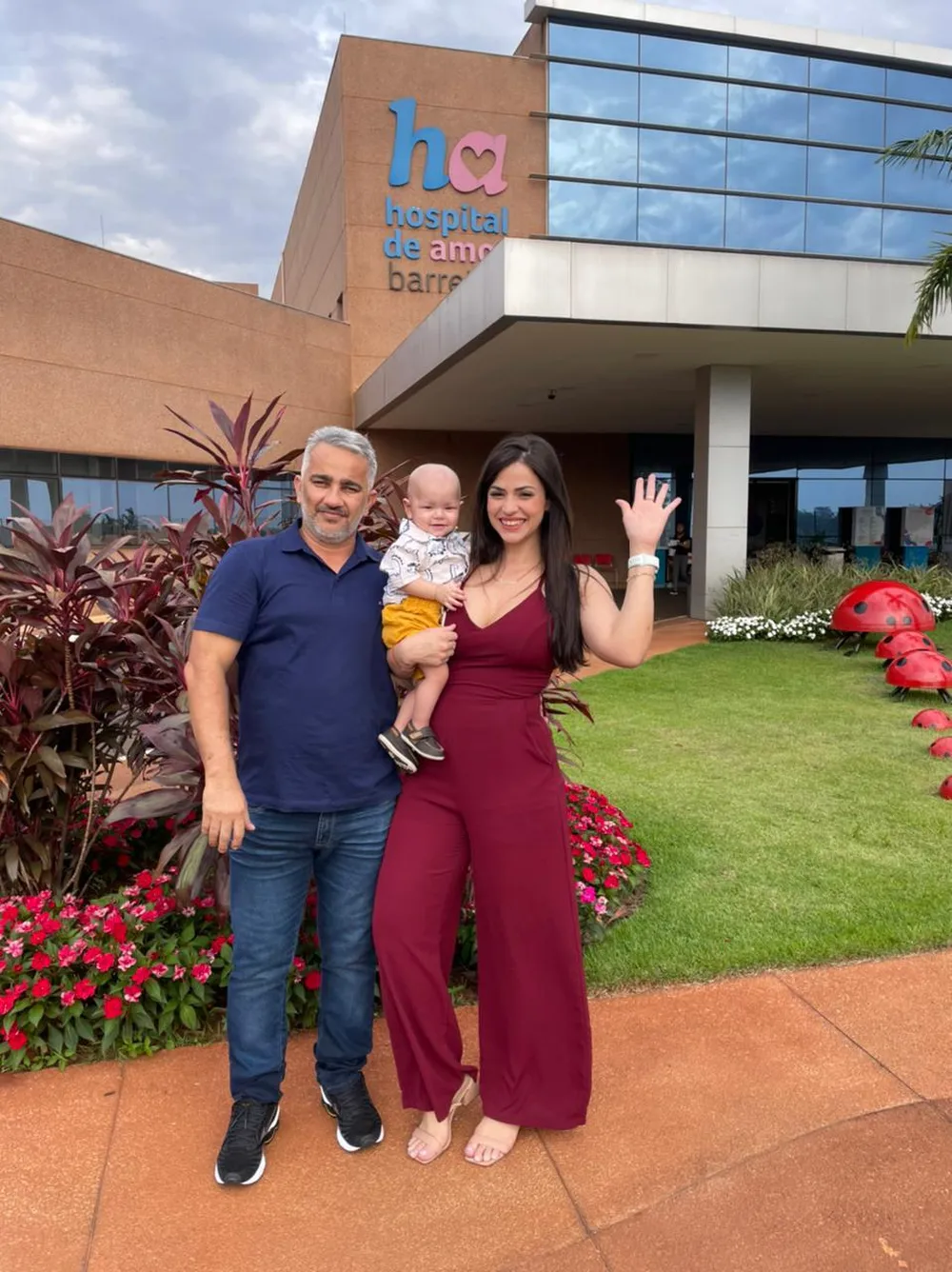 Vídeo: Bebê é aplaudido durante voo após vencer a leucemia com apenas 8 meses sabiaspalavras.com - Vídeo: Bebê é aplaudido durante voo após vencer a leucemia com apenas 8 meses