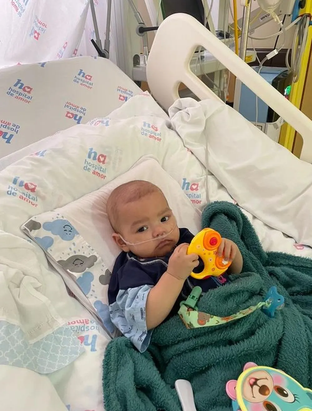 sabiaspalavras.com - Vídeo: Bebê é aplaudido durante voo após vencer a leucemia com apenas 8 meses