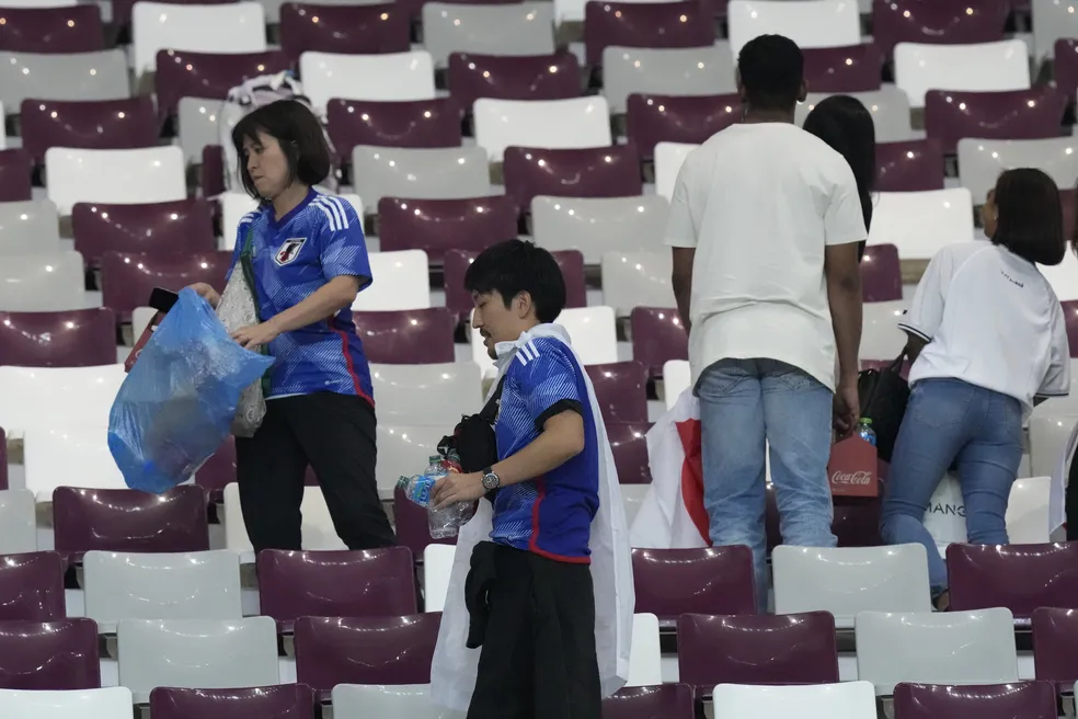 sabiaspalavras.com - SURPREENDENTE: Torcedores do Japão limpam estádio após jogo de vitória contra a Alemanha