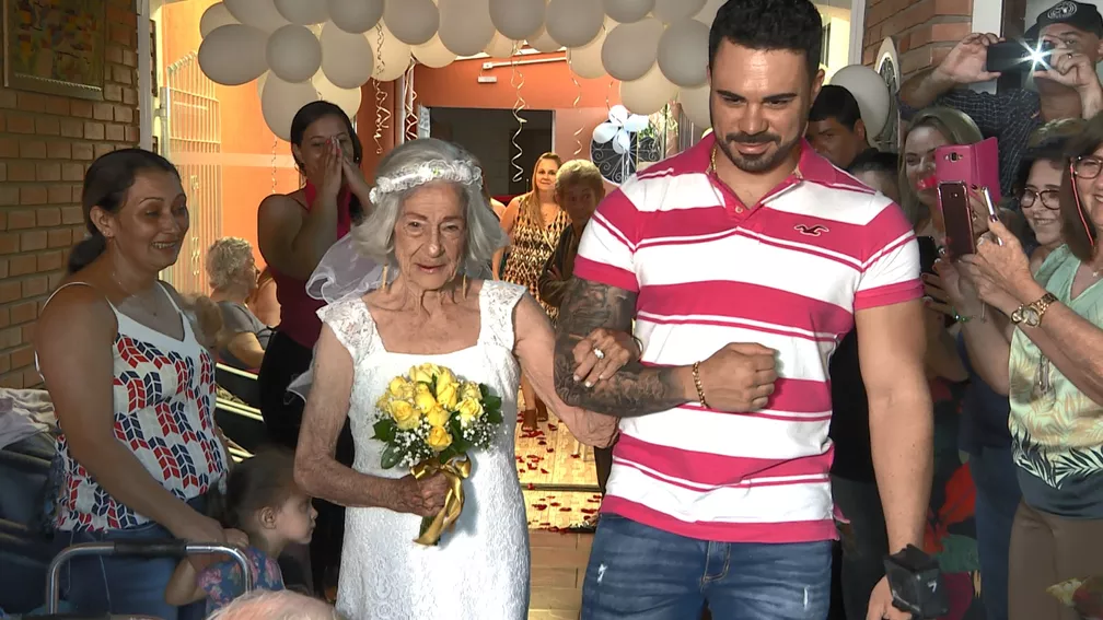 sabiaspalavras.com - Avós voltam a namorar como antigamente e se casam com mais de 90 anos: "Amor puro”
