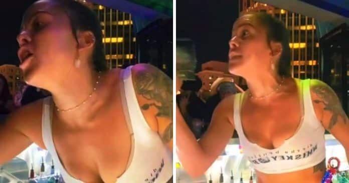 Bartender compartilha como ela lida com clientes que não pagam, e Internet a parabeniza por sua atitude