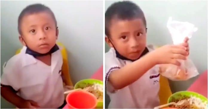 Criança de 4 anos retira frango do almoço da escola para levar para sua mãe