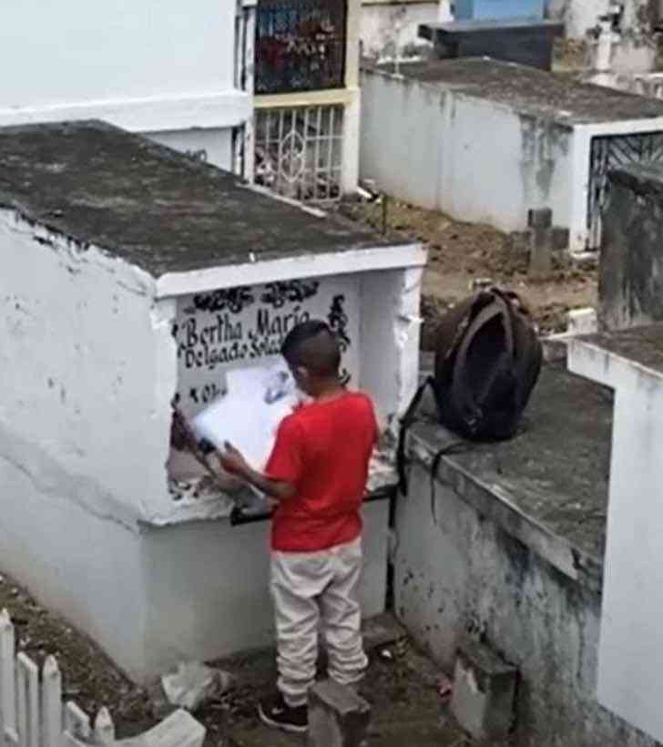 sabiaspalavras.com - Comovente: Criança visita o túmulo de sua mãe para mostrar suas boas notas