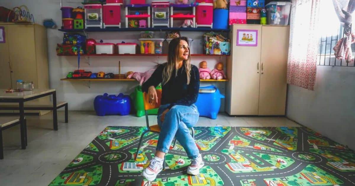 Ex-faxineira se torna professora na escola em que trabalhava