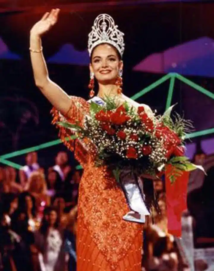 Ex-Miss Universo defende que mulheres trans não deveriam participar do concurso: "Existem concursos para elas" sabiaspalavras.com - Ex-Miss Universo defende que mulheres trans não deveriam participar do concurso: "Existem concursos para elas"