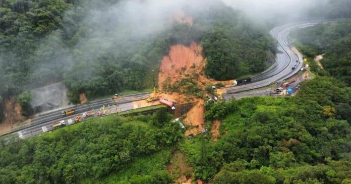 Há pelo menos 30 desaparecidos em deslizamento na BR-376 no Paraná