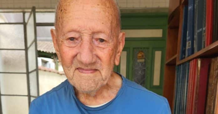Idoso de 102 anos realiza sonho de publicar livro escrito à mão e guardado há 30 anos dentro da gaveta