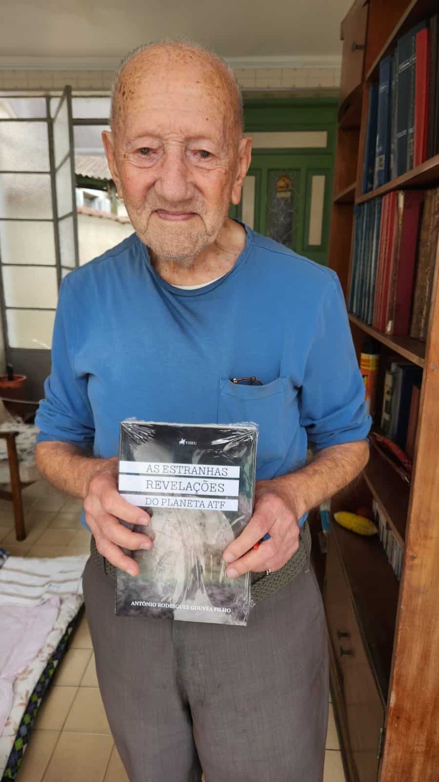 sabiaspalavras.com - Idoso de 102 anos realiza sonho de publicar livro escrito à mão e guardado há 30 anos dentro da gaveta