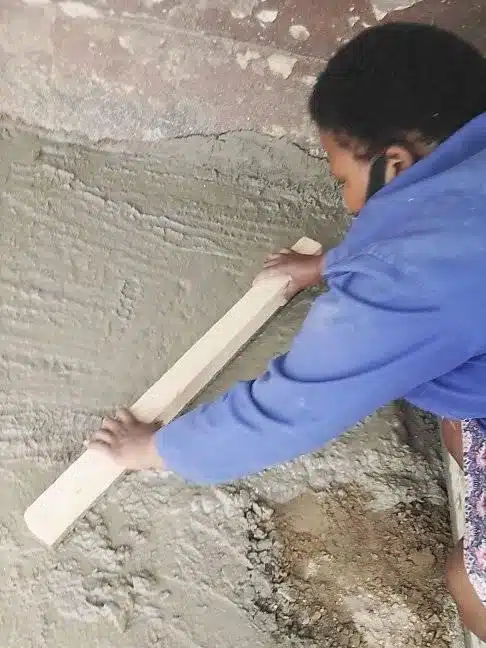 Jovem mulher projeta e constrói sozinha sua própria casa sabiaspalavras.com - Jovem mulher projeta e constrói sozinha sua própria casa