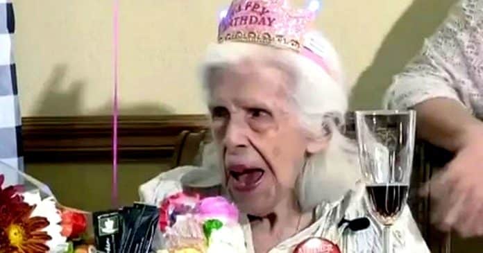 Mulher comemora 101 anos e diz que tequila é o segredo para uma vida feliz